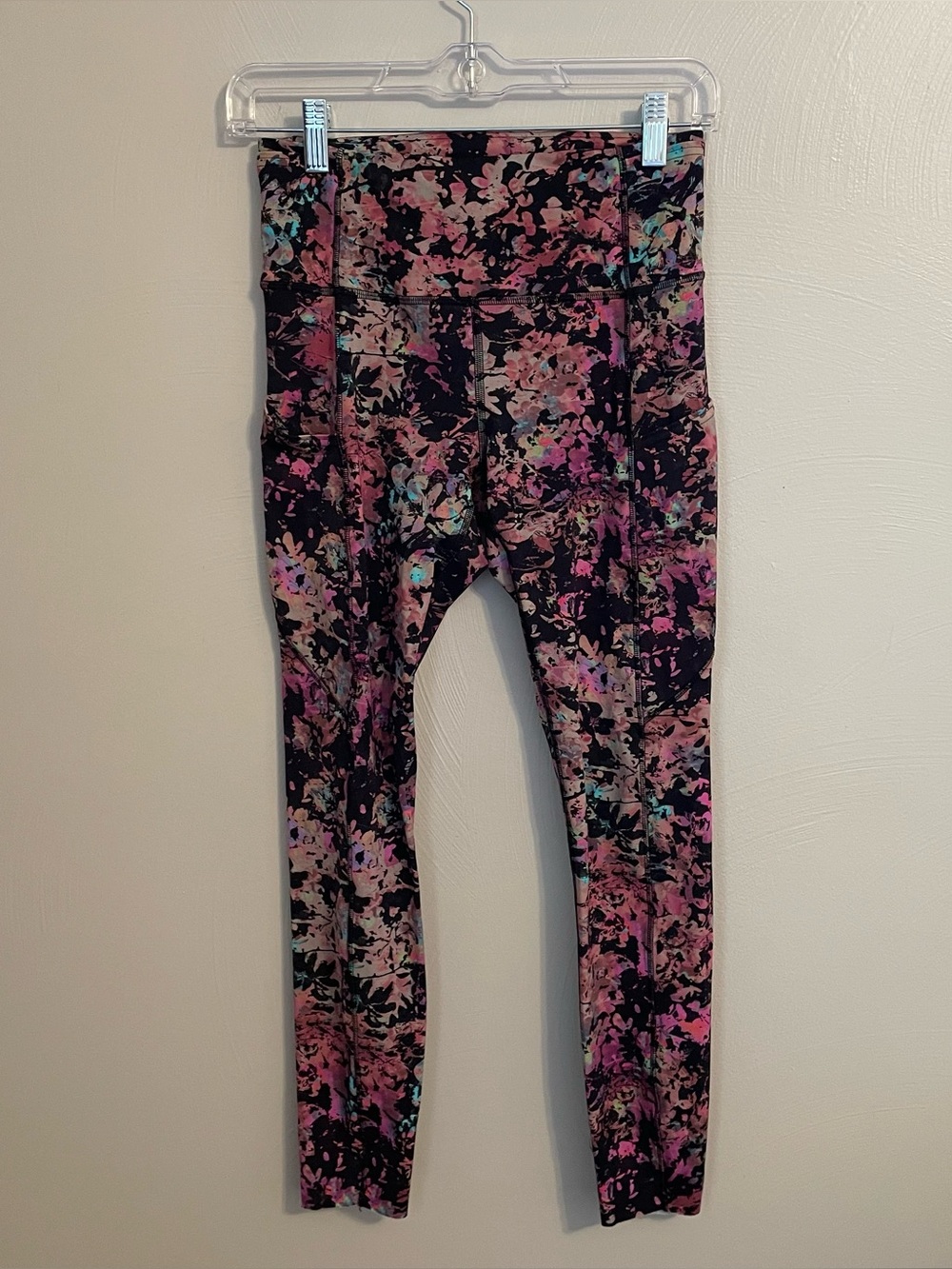 Lululemon Leggings with Pockets and drawstring waist size 6